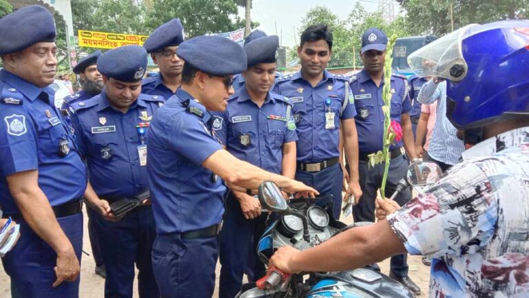 শেরপুরে “হেলমেট না থাকলে মিলবেনা তেল” কার্যক্রমের উদ্বোধন ও হেলমেট বিতরণ অনুষ্ঠিত