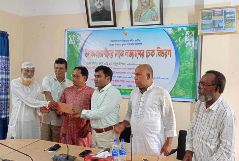 শেরপুরের রাংটিয়া রেঞ্জের উপকারভোগীদের মাঝে লভ্যাংশের চেক বিতরণ