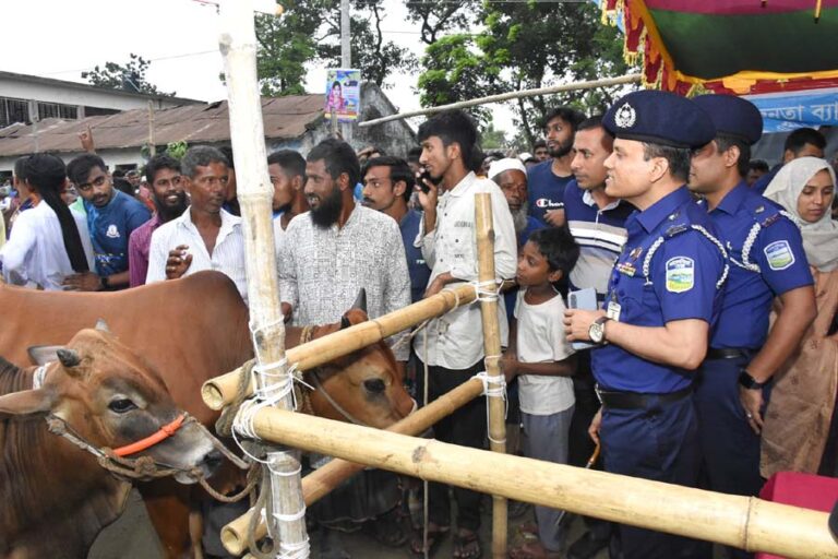 শেরপুরে কোরবানীর পশুর হাট পরিদর্শন করলেন পুলিশ সুপার আকরামুল হোসেন