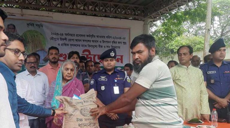 নকলায় কৃষকের মাঝে সংসদ উপনেতা মতিয়ার ধান বীজ ও সার বিতরণ