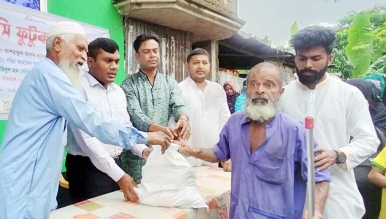 ২ শতাধিক পরিবারের মাঝে ভয়েস অব ঝিনাইগাতীর খাদ্যসামগ্রী বিতরণ