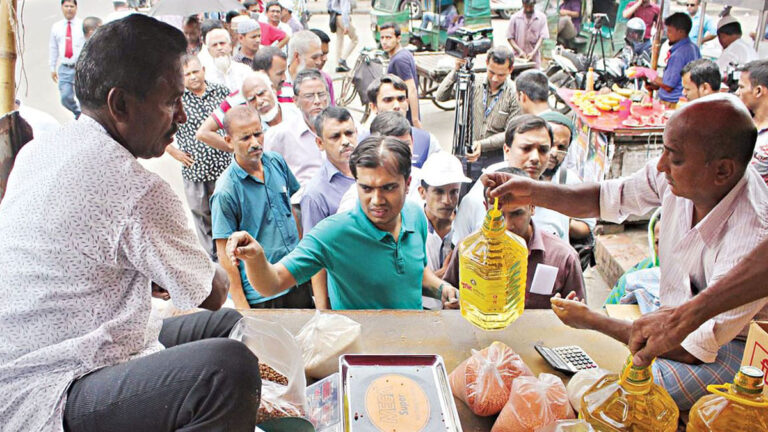 ৭০ টাকায় চিনি, ১০০-তে সয়াবিন তেল দেবে টিসিবি