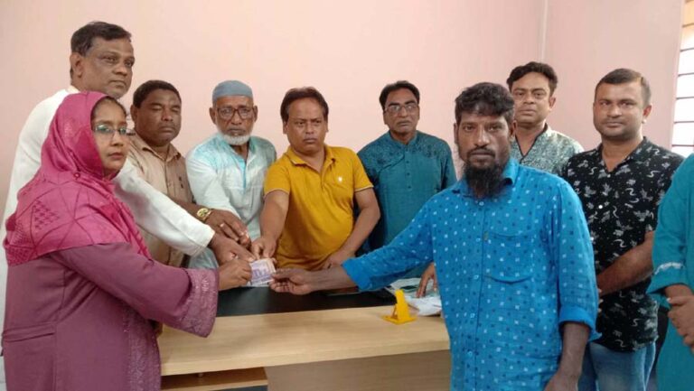 ঝিনাইগাতীতে পাহাড়ি ঢলে ক্ষতিগ্রস্ত পরিবারের মাঝে সংসদ সদস্যের পক্ষ থেকে নগদ অর্থ প্রদান