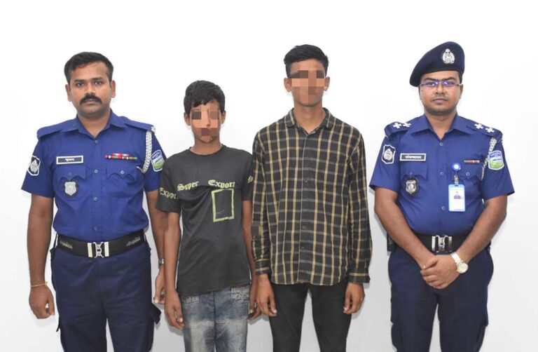 চালককে ছুরিকাঘাত করে ইজিবাইক ছিনতাইয়ের চেষ্টার ঘটনায় ২ কিশোর গ্রেফতার