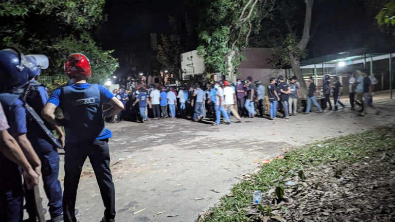 দফায় দফায় হামলা-সংঘর্ষে গভীর রাতে রণক্ষেত্র জাবি, আহত ২৫