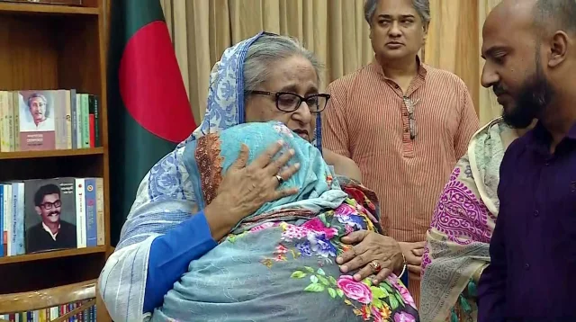 সহিংসতায় নিহত ৩৪ পরিবারকে সঞ্চয়পত্র-নগদ অর্থ দিলেন প্রধানমন্ত্রী