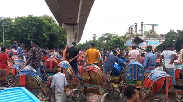শাহবাগে সড়ক অবরোধ করে রিকশাচালকদের বিক্ষোভ