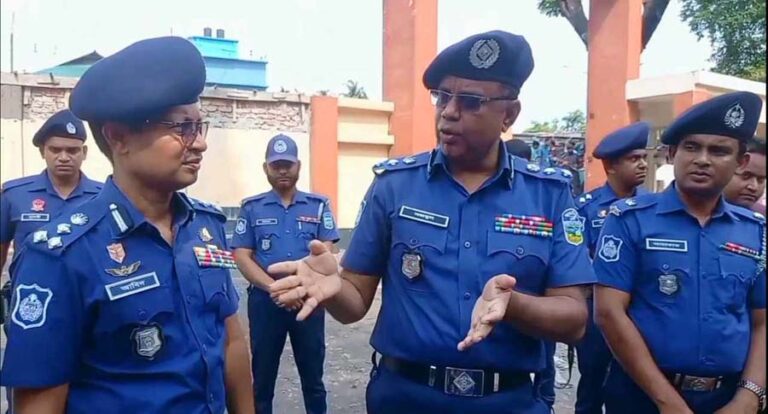 শেরপুরে ধ্বংসস্তূপে পরিনত সদর থানা পরিদর্শনে পুলিশের উর্ধ্বতন কর্মকর্তারা