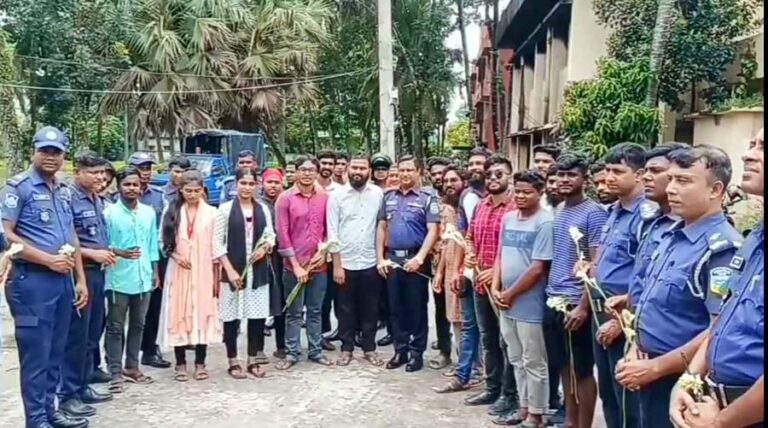 শেরপুরে পুলিশকে বৈষম্য বিরোধী ছাত্র আন্দোলনের পক্ষ থেকে ফুলেল শুভেচ্ছা