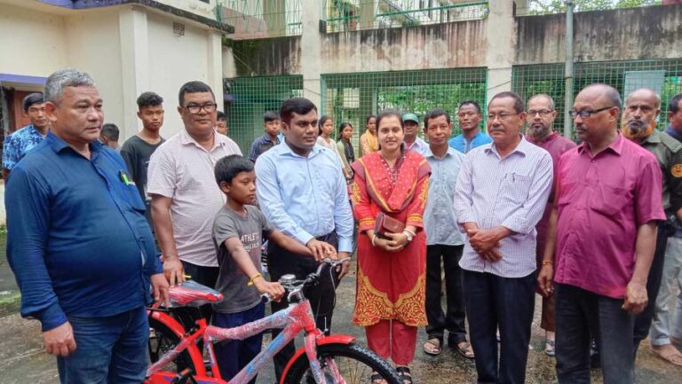 ঝিনাইগাতীতে ক্ষুদ্র নৃ-গোষ্ঠী শিক্ষার্থীদের মাঝে বাইসাইকেল নগদ অর্থ বিতরণ