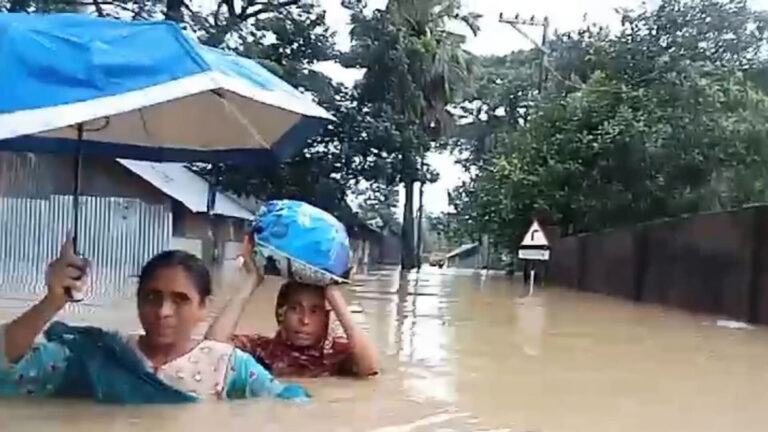 স্মরণকালের ভয়াবহ বন্যায় ডুবেছে ফেনী