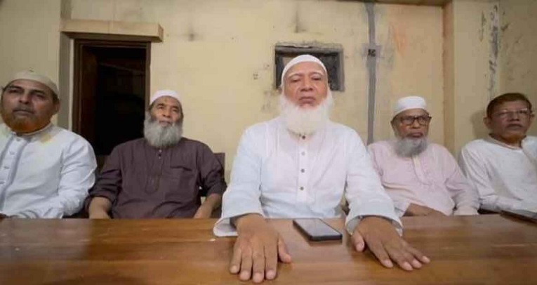 আজান দিয়ে কেন্দ্রীয় কার্যালয়ে ঢুকলেন জামায়াত নেতারা