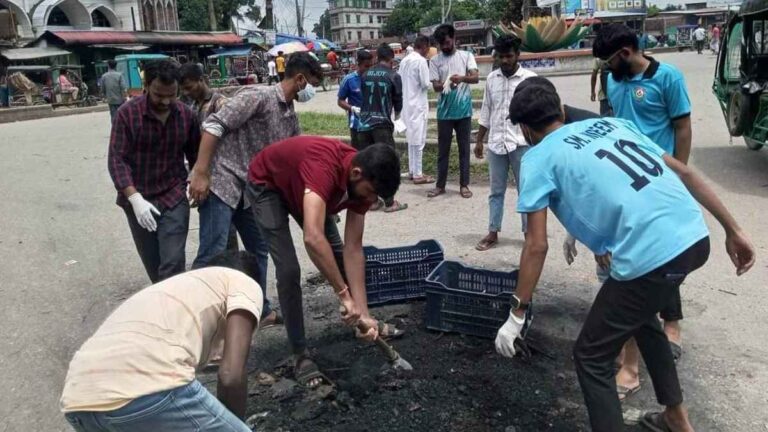 শেরপুর শহর পরিষ্কার ও ট্রাফিক নিয়ন্ত্রণের কাজ করলো শিক্ষার্থীরা
