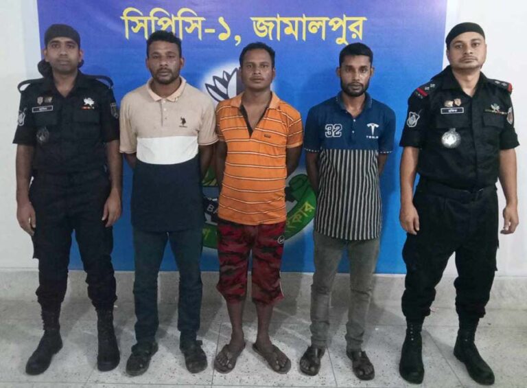 ঝিনাইগাতীতে বিদেশী মদসহ তিন মাদক কারবারি গ্রেপ্তার