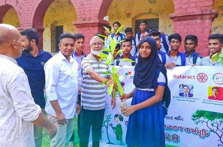 শেরপুরে রোটারি-রোটারেক্ট ক্লাবের উদ্যোগে বৃক্ষ বিতরণ