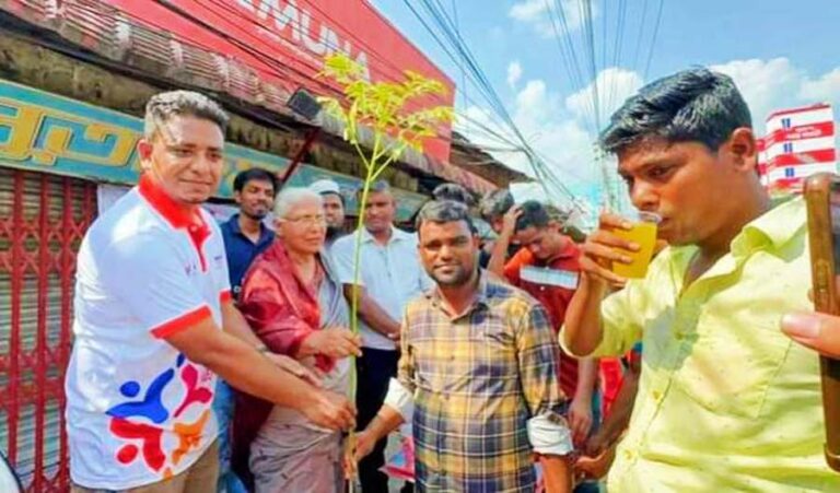 প্রচন্ড তাপদাহে শেরপুরে রোটারেক্ট ক্লাবের উদ্যোগে হাতপাখা, শরবত ও বৃক্ষ বিতরণ