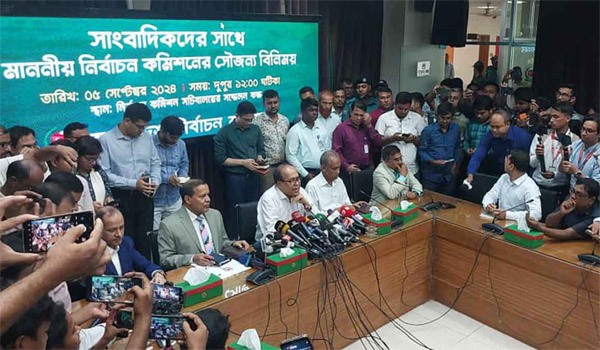 পদত্যাগের ঘোষণা দিলেন সিইসিসহ পাঁচ কমিশনার