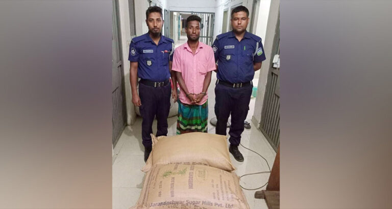 নালিতাবাড়ীতে ৬ বস্তা ভারতীয় চিনিসহ গ্রেফতার ১