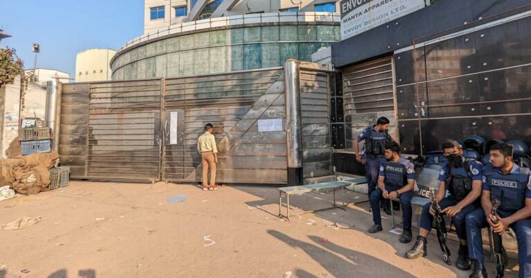আশুলিয়ায় আজও দুই শতাধিক পোশাক কারখানা বন্ধ