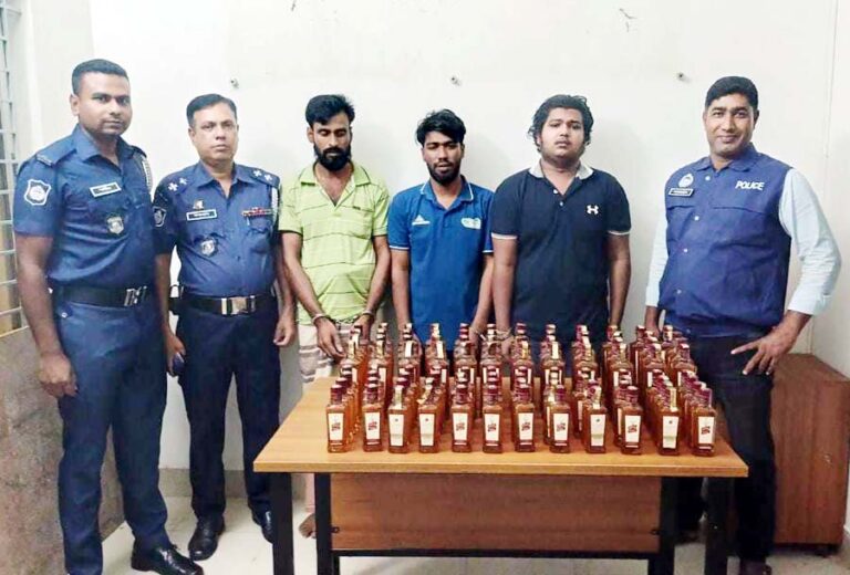 ঝিনাইগাতীতে ১০০ বোতল ভারতীয় মদসহ ৩ মাদক কারবারি গ্রেফতার