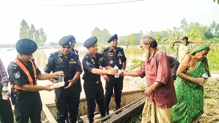 শেরপুরে বন্যাদুর্গত এলাকায় র‍্যাব-১৪ ত্রাণ বিতরণ