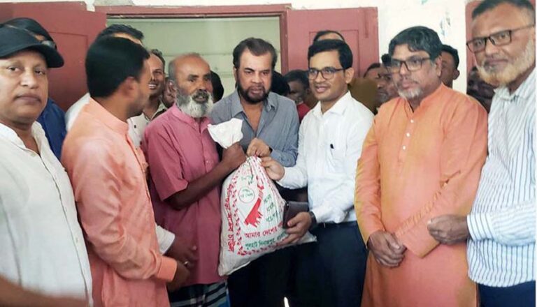 নালিতাবাড়ীতে বন্যার্তদের মাঝে ত্রাণ বিতরণ করলেন চিত্রনায়ক ইলিয়াস কাঞ্চন