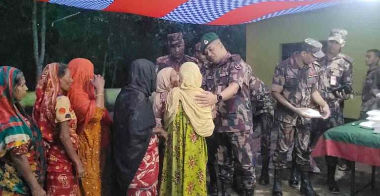 শেরপুরে রান্না করা খাবার নিয়ে বন্যার্তদের পাশে বিজিবি