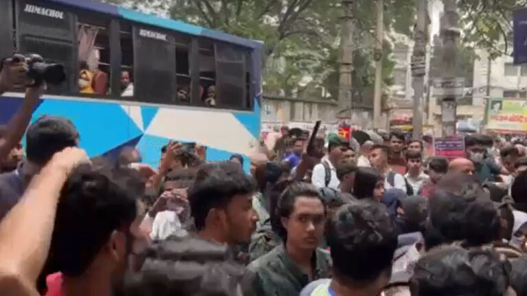 ঢাকা শিক্ষা বোর্ড ঘেরাও করেছে এইচএসসিতে ফেল করা শিক্ষার্থীরা