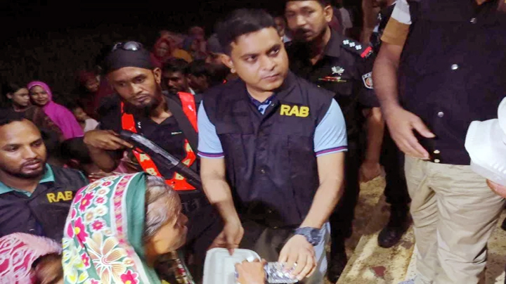 শেরপুরে বন্যাদুর্গতদের পাশে র‌্যাব
