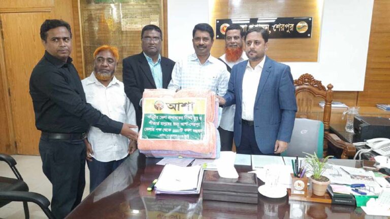 শেরপুরে শীতার্তদের জন্য জেলা প্রশাসকের কাছে আশা’র কম্বল হস্তান্তর