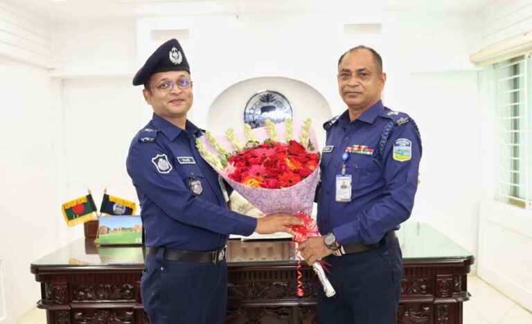 ফুলেল শুভেচ্ছায় সিক্ত হয়ে শেরপুরের অতিরিক্ত পুলিশ সুপার শাহ শিবলী সাদিকের যোগদান