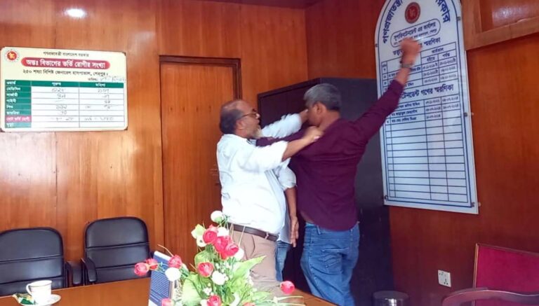 অনিয়মের তথ্য চাওয়ায় সাংবাদিকের গলা চেপে ধরলেন হাসপাতালের তত্ত্বাবধায়ক