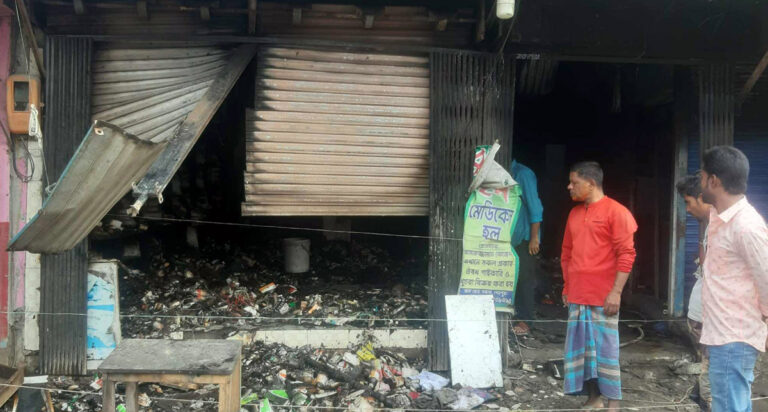 নকলায় অগ্নিকান্ডে ঔষধের দোকান পুড়ে ছাই
