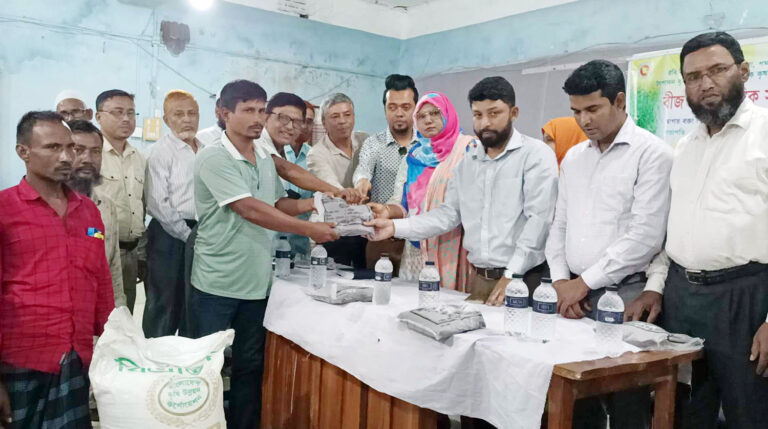 শেরপুরে কৃষকদের মাঝে বিনামূল্যে বীজ ও রাসায়নিক সার বিতরণ