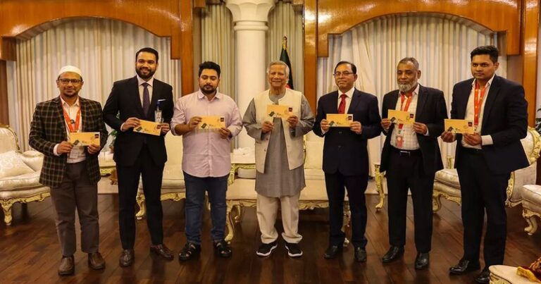 বিজয় দিবস উপলক্ষ্যে স্মারক ডাকটিকিট অবমুক্ত করলেন প্রধান উপদেষ্টা
