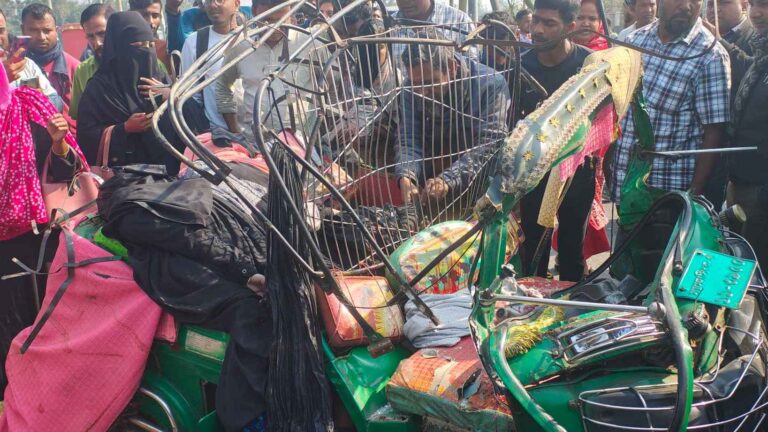 শেরপুরে বাসের সঙ্গে সংঘর্ষে দুমড়ে-মুচড়ে গেল সিএনজি, নিহত ৫