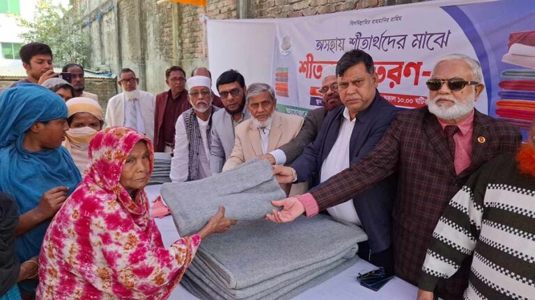 জামালপুরে অসহায় শীতার্ত মানুষের মাঝে কম্বল বিতরণ