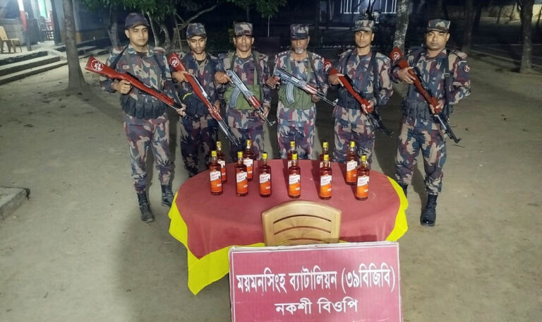 ঝিনাইগাতীতে বিজিবির অভিযানে ১১ বোতল ভারতীয় মদ জব্দ