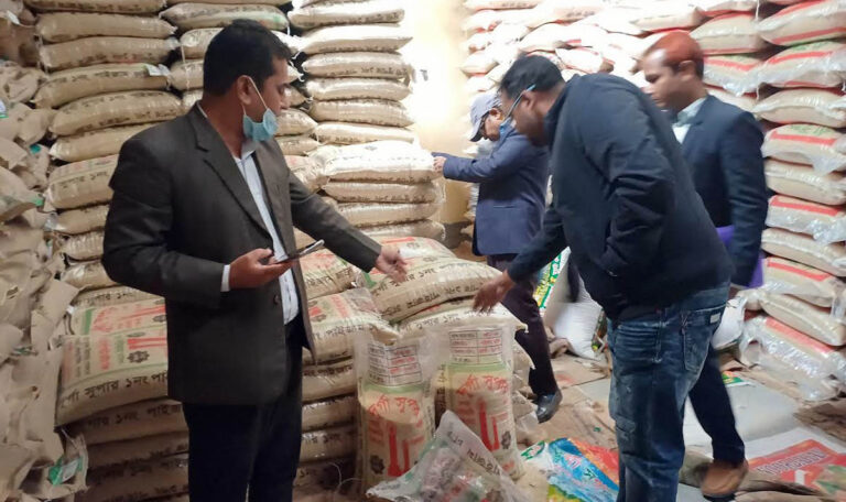 শেরপুরে চালের বাজার নিয়ন্ত্রণে টাস্কফোর্সের অভিযান, এক চালকলকে জরিমানা