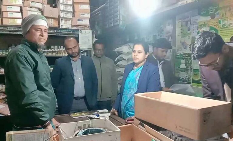 ঝিনাইগাতীতে দুই সার ব্যবসায়ীকে জরিমানা