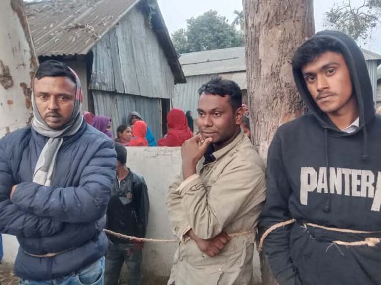 ঝিনাইগাতীতে গণধোলাইয়ের পর তিন গরুচোরকে পুলিশে দিলো এলাকাবাসী