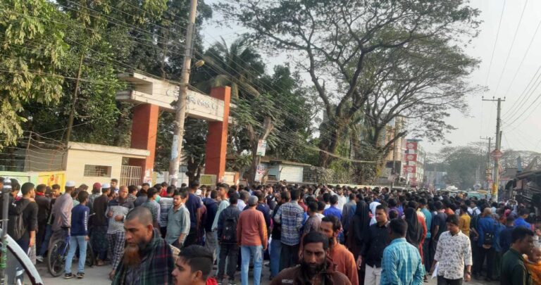 কিশোরী গণধর্ষণের ঘটনায় উত্তাল নকলা, ক্ষুব্ধ শিক্ষার্থীদের থানা ঘেরাও