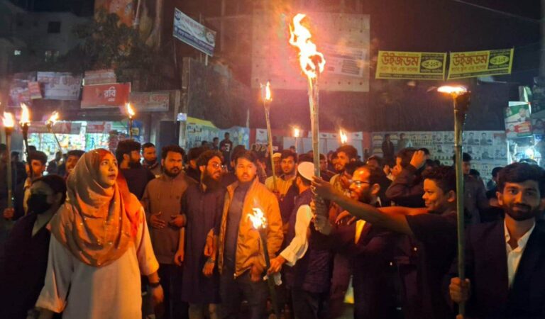 কুয়েটে শিক্ষার্থীদের ওপর হামলার প্রতিবাদে শেরপুরে বিক্ষোভ ও মশাল মিছিল