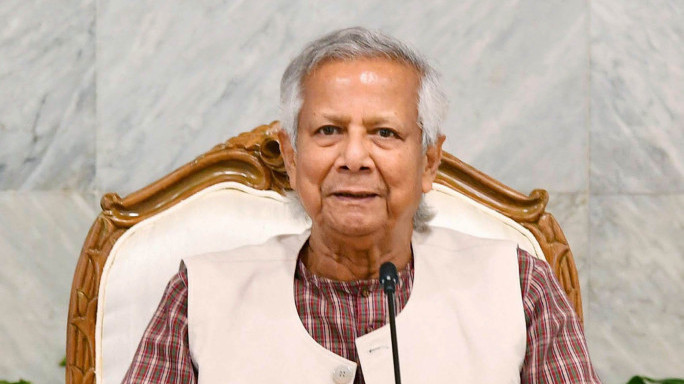 আমিরাত সফর শেষে দেশে ফিরেছেন প্রধান উপদেষ্টা