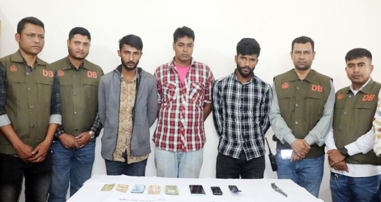 চলন্ত বাসে ডাকাতি ও শ্লীলতাহানির ঘটনায় গ্রেফতার ৩