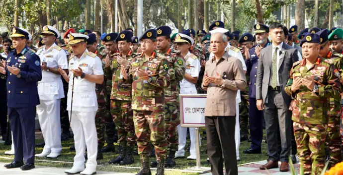 শহীদদের প্রতি স্বরাষ্ট্র উপদেষ্টাসহ তিন বাহিনীর প্রধানের শ্রদ্ধা