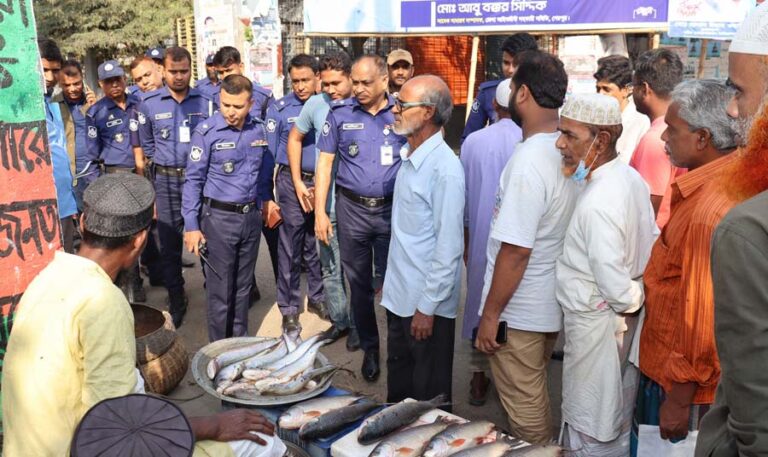 শেরপুরে নিত্যপ্রয়োজনীয় পণ্যের বাজার মনিটরিং করলেন পুলিশ সুপার