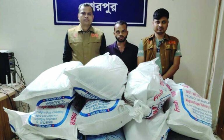 ঝিনাইগাতীতে ভারতীয় লুঙ্গী ও বিভিন্ন পণ্যসহ চোরাকারবারি গ্রেফতার