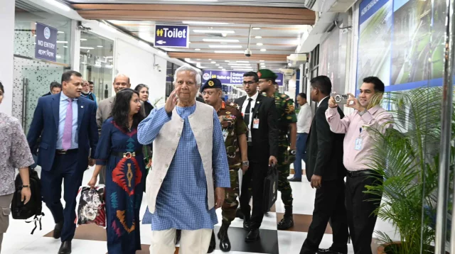চীন সফর শেষে দেশে ফিরলেন প্রধান উপদেষ্টা