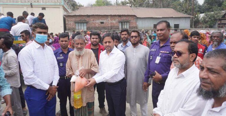 শেরপুরে টিসিবির পণ্য বিক্রি কার্যক্রম পরিদর্শন করলেন জেলা প্রশাসক